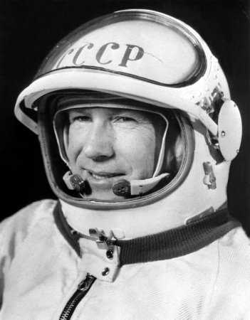 18 марта 1965 года - первый выход человека в открытый космос.