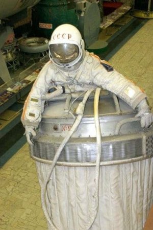 18 марта 1965 года - первый выход человека в открытый космос.