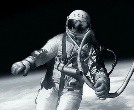18 марта 1965 года - первый выход человека в открытый космос.